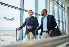 ¿Cómo puedo hablar con un asesor de Expedia y resolver un problema urgente?